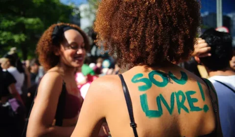 Feminismo: principais ondas, contextos históricos e o que é ser mulher hoje