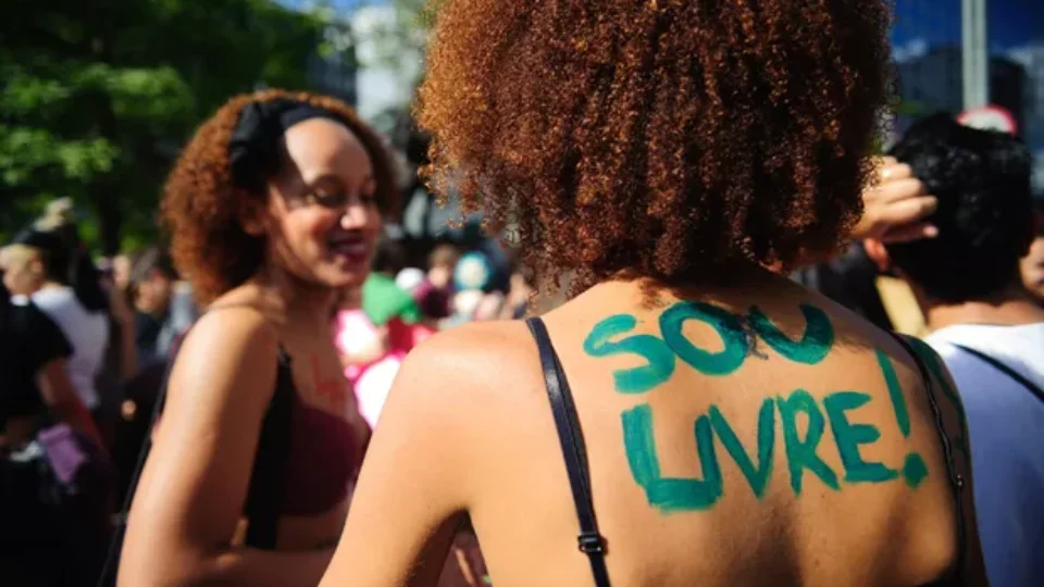 Feminismo: principais ondas, contextos históricos e o que é ser mulher hoje