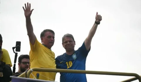 Tarcísio nega intenção golpista de Bolsonaro, mas esteve em atos ao lado do ex-presidente