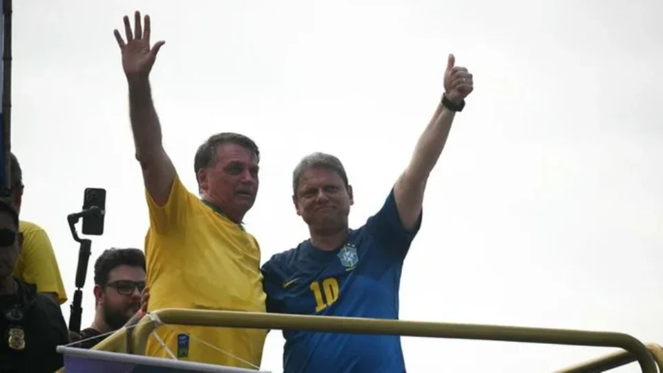 Tarcísio nega intenção golpista de Bolsonaro, mas esteve em atos ao lado do ex-presidente