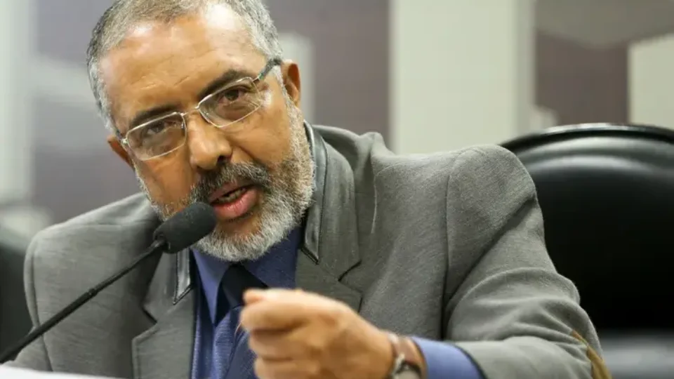 Derrubar a CLT seria ‘crime de lesa-pátria’, afirma senador Paulo Paim