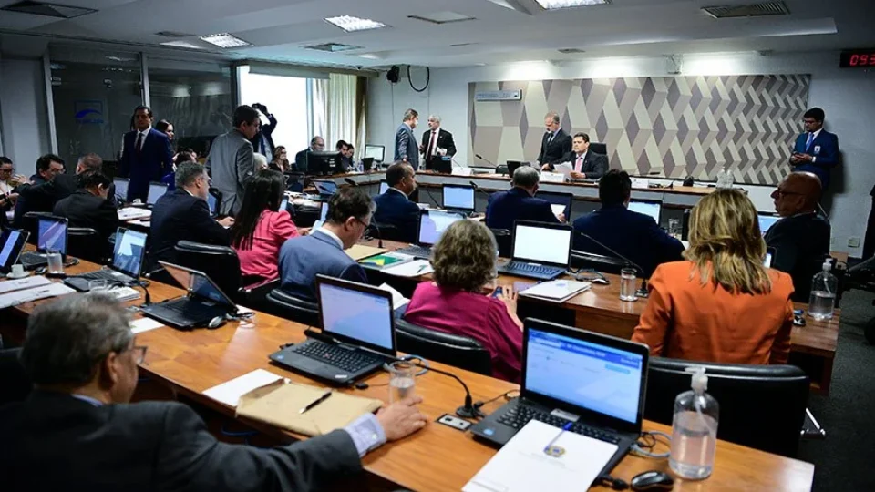 Comissão do Senado aprova projeto que libera uso de arma e armadilha contra invasor de propriedade
