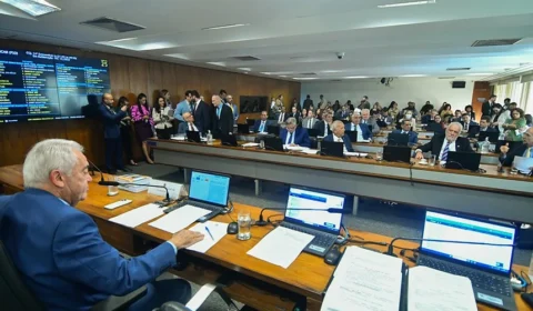 CCJ do Senado aprova fim da reeleição, mandatos de cinco anos e eleições unificadas
