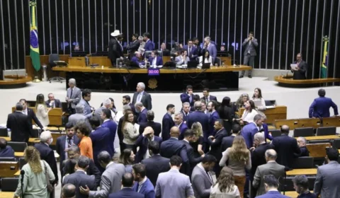 Câmara aprova reajuste de salários e muda plano de carreira para servidores federais