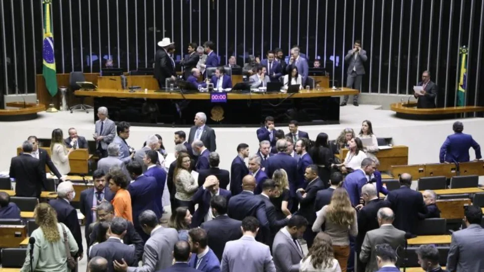 Câmara aprova reajuste de salários e muda plano de carreira para servidores federais