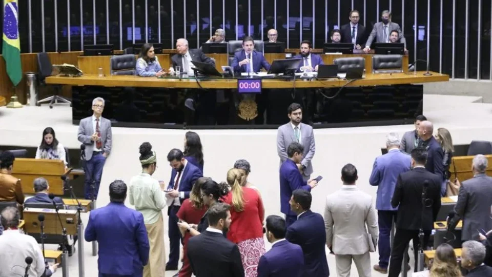 Governo sob pressão após aumento do IOF: oposição e setor produtivo reagem
