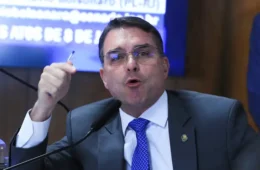 Flávio Bolsonaro declarou ganhar R$ 57 mil ao fazer empréstimo para compra de mansão