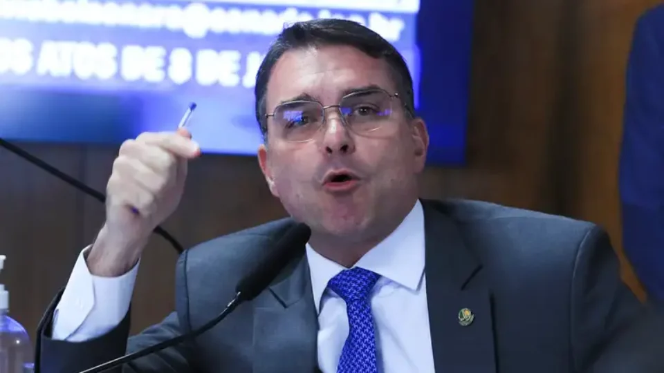 Flávio Bolsonaro declarou ganhar R$ 57 mil ao fazer empréstimo para compra de mansão
