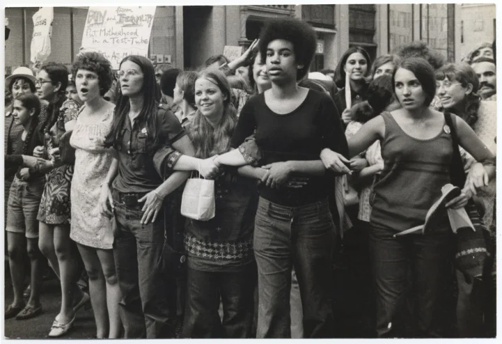 Marcha feminista EUA Mulheres marcham durante a segunda onda do feminismo nos EUA, como retratado no documentário She's Beautiful When She's Angry. Imagem: reprodução/documentário