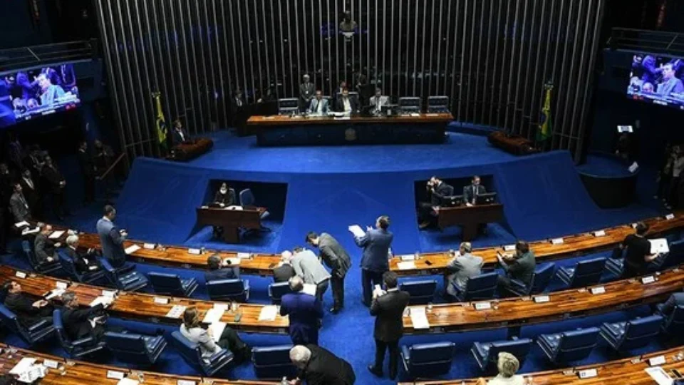 Senado aprova licenciamento que reduz controle ambiental, com emenda e pressão de Alcolumbre