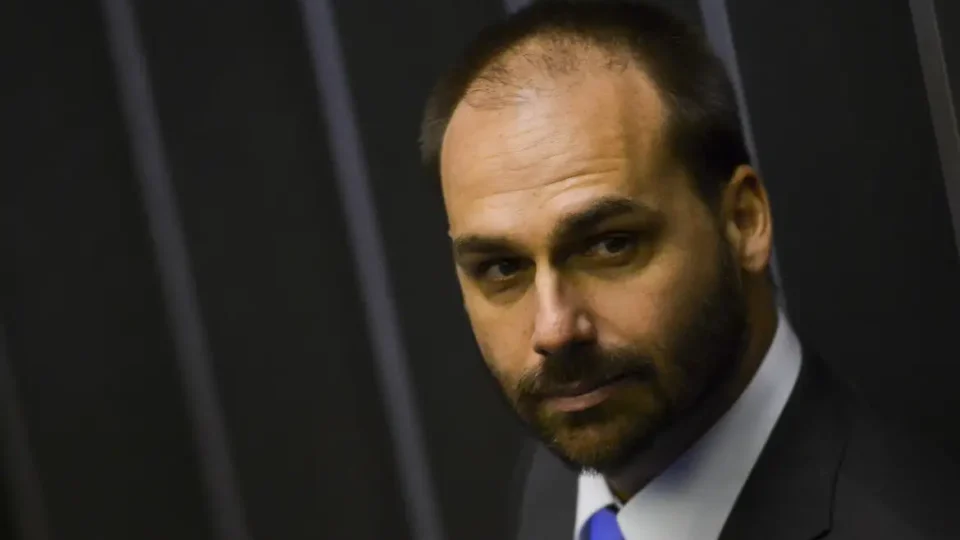 Eduardo Bolsonaro reage a pedido da PGR, fala em achaque e desafia Lula