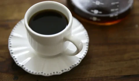 Beber café pode reduzir risco de quedas na velhice, segundo estudo; saiba quantas xícaras