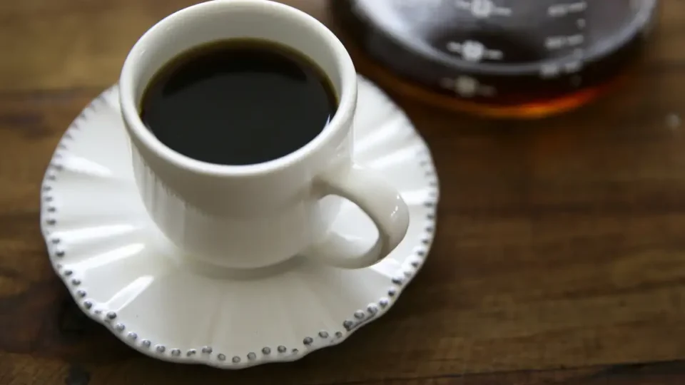 Beber café pode reduzir risco de quedas na velhice, segundo estudo; saiba quantas xícaras