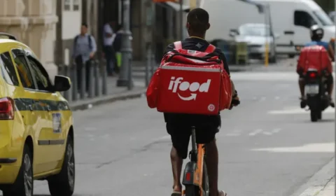 Venda de bolsas usadas por entregadores de aplicativo pode ser proibida no Rio