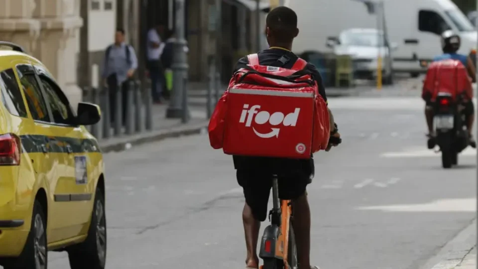Venda de bolsas usadas por entregadores de aplicativo pode ser proibida no Rio