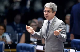 Randolfe acusa Bolsonaro de vetar transparência no INSS e favorecer entidades suspeitas