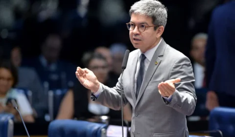 Randolfe apresenta parecer contra PL da Dosimetria na CCJ