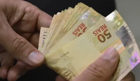 Com Selic a 15% ao ano, famílias brasileiras comprometem quase 10% da renda com juros