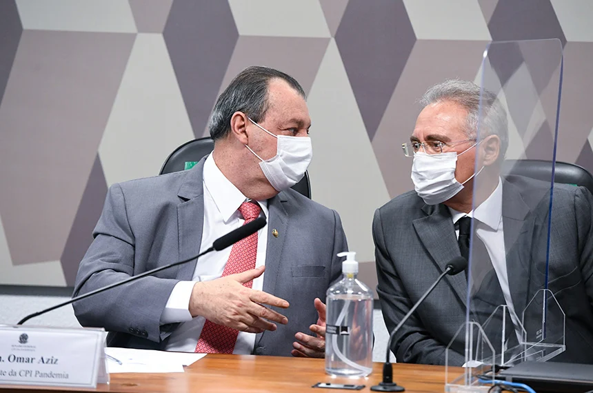 CPI da Pandemia Omar Azis (PSD-AM), presidente, e Renan Calheiros (MDB-AL), relator da CPI da Pandemia conversam durante audiência. Foto: Jefferson Rudy/Agência Senado