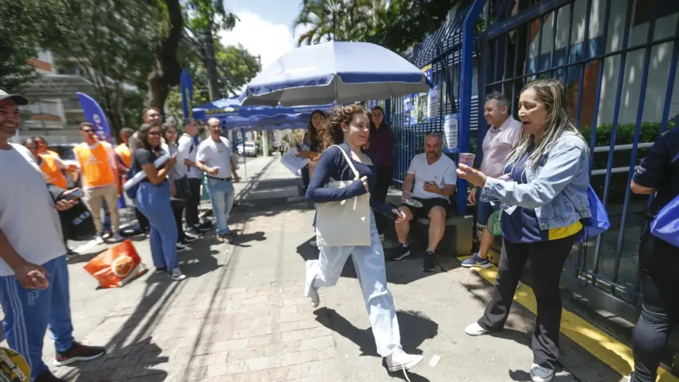 Candidatos à isenção de taxa do Enem podem conferir lista e fazer inscrição até dia 26