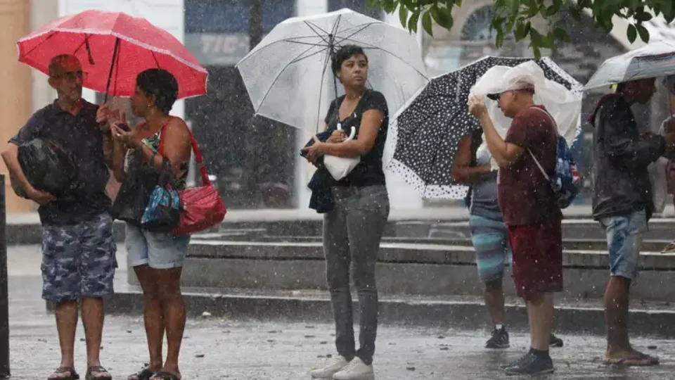 Previsão do tempo: clima abafado provoca temporais em quase todo o país nesta terça