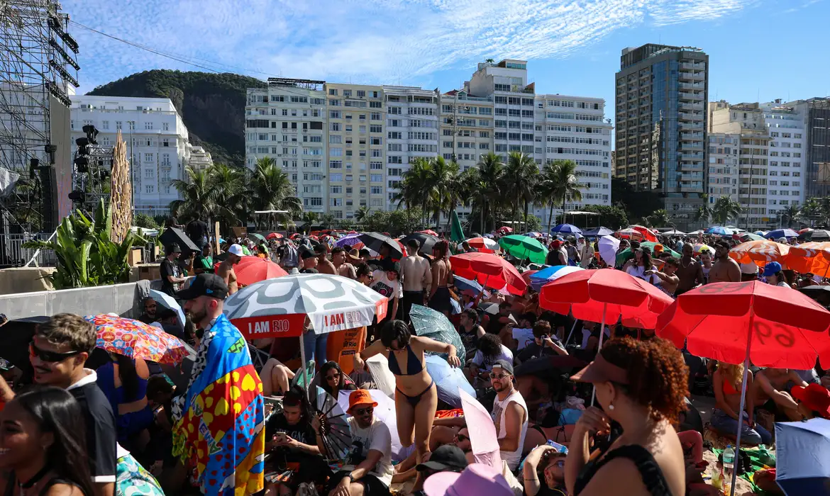 Fãs de Lady Gaga à espera do show em Copacabana (EBC)