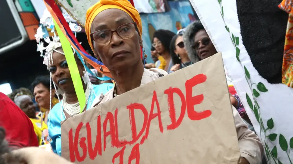 Quase 85% da população preta brasileira afirma ter sofrido discriminação racial