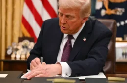 Empresa que importa suco de laranja do Brasil vai à Justiça dos EUA contra tarifaço de Trump