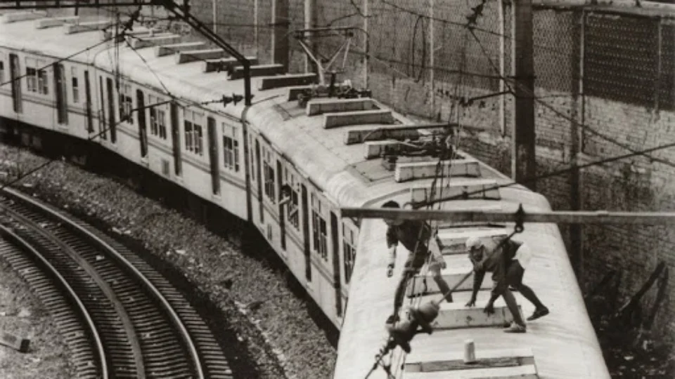 Homem morre eletrocutado ao subir no teto de trem da linha 11-coral da CPTM