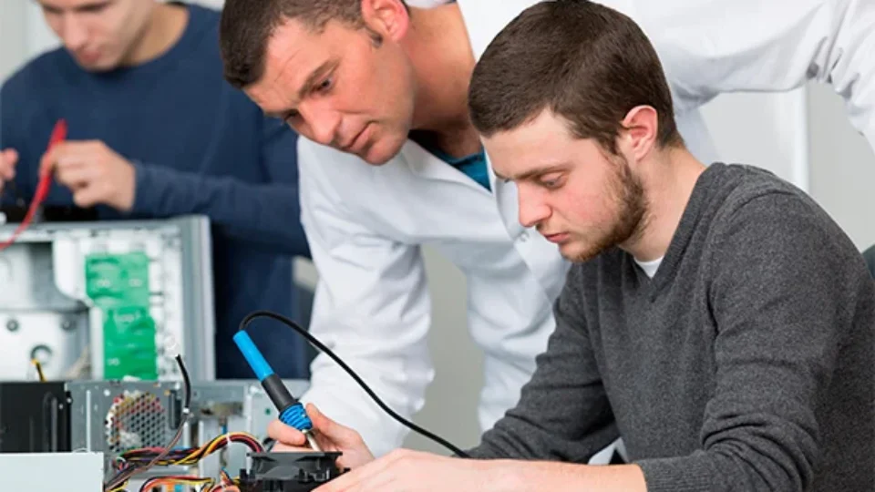 Veja 10 cursos técnicos com alta empregabilidade e salários de até R$ 6.500