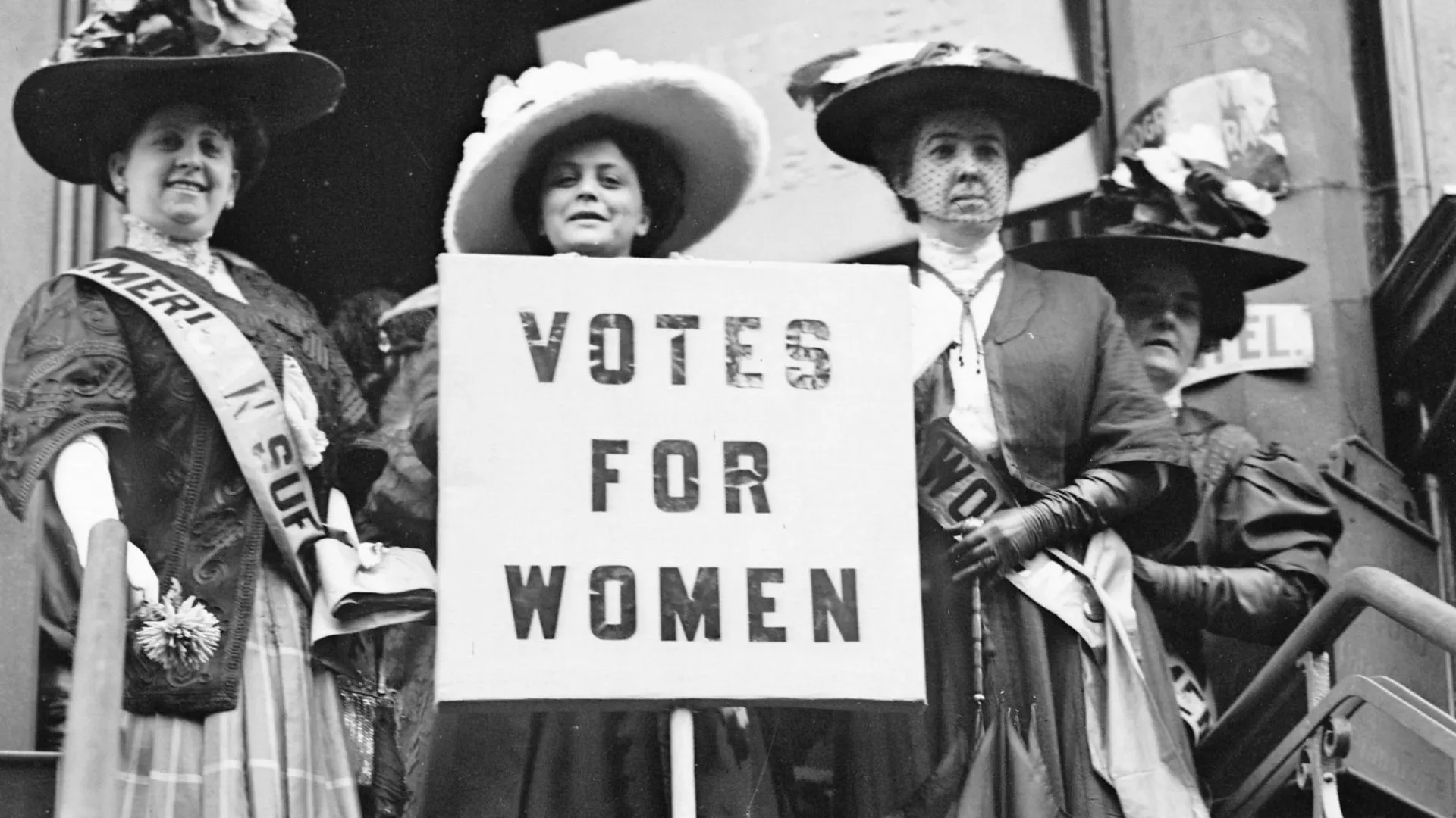 votes for women Sufragistas exigem o direito ao voto feminino no início do século XX. Imagem: reprodução