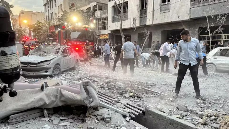 Israel e Irã trocam ataques e conflito entra no quarto dia