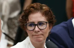 Advogado de Zambelli renuncia à defesa da deputada após fuga do Brasil