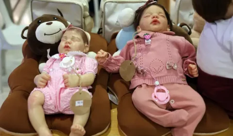 Bebê de quatro meses é agredida após homem confundi-la com boneca reborn em BH