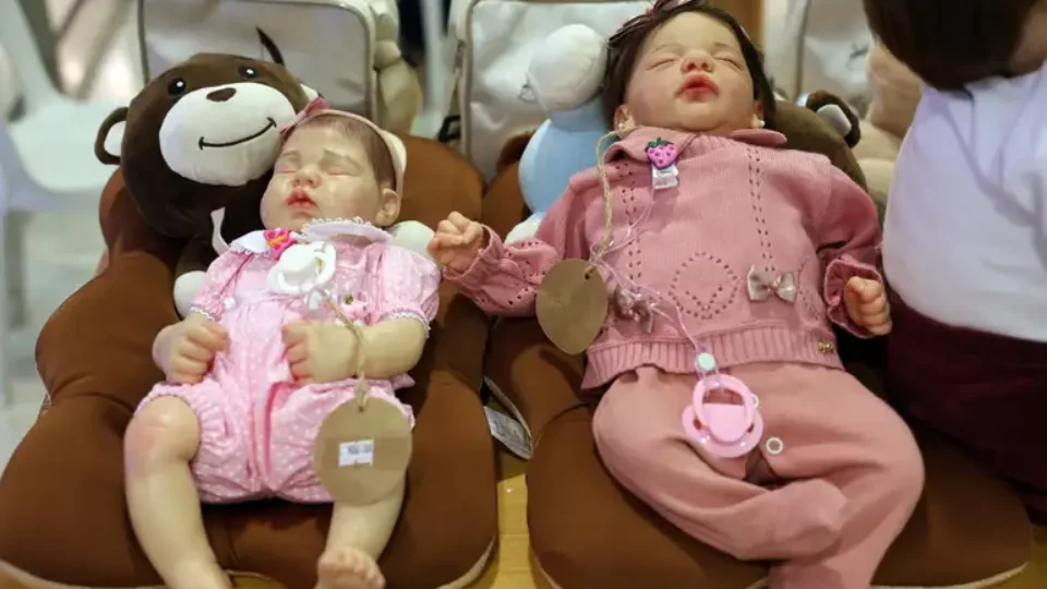 Bebê de quatro meses é agredida após homem confundi-la com boneca reborn em BH