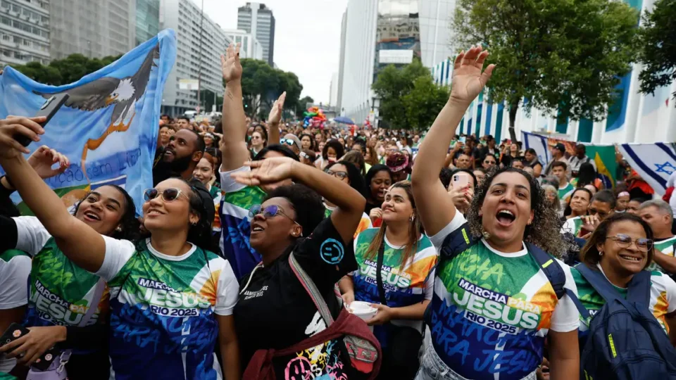 Número de evangélicos no Brasil cresce menos que esperado (26,9%)