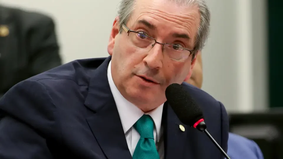 Eduardo Cunha é chamado de ladrão por bolsonaristas em aeroporto de BH
