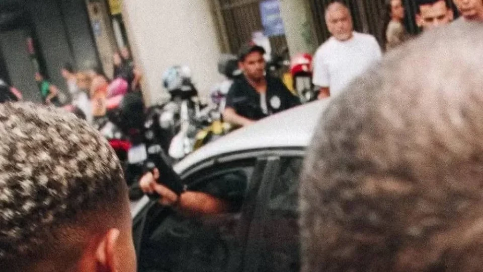 Policial civil é preso após atirar para o alto durante ato contra violência no RJ