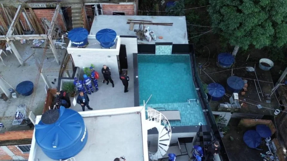 Prédios com área gourmet, piscina e passagem secreta são demolidos na Rocinha (RJ)