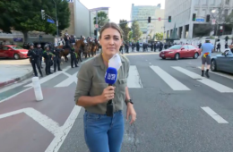 Repórter é atingida por bala de borracha ao vivo nos protestos em Los Angeles