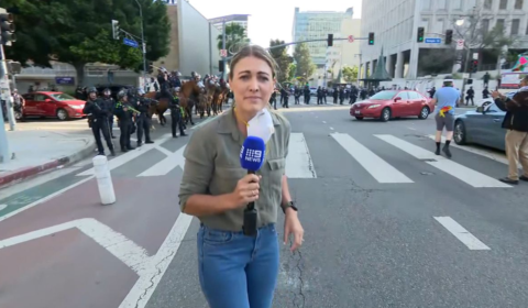 Repórter é atingida por bala de borracha ao vivo nos protestos em Los Angeles