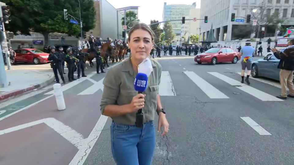 Repórter é atingida por bala de borracha ao vivo nos protestos em Los Angeles