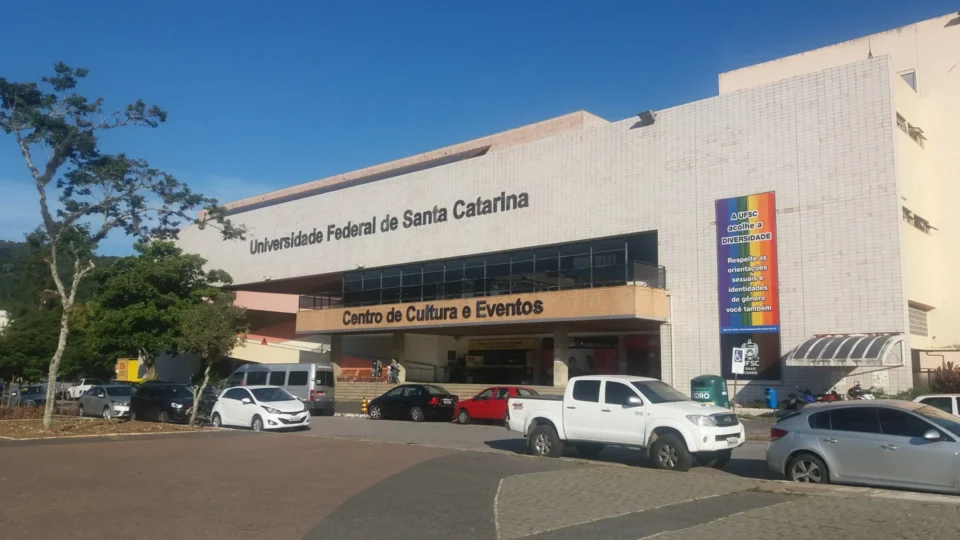 Conselho da UFSC vota retirada de homenagem a reitor que apoiou a ditadura militar