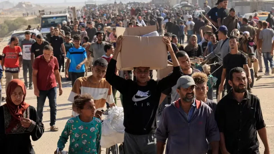 Tropas de Israel têm ordem de atirar em moradores de Gaza que buscam ajuda, diz jornal
