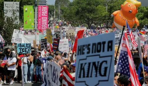 Milhares protestam nos EUA no dia do aniversário de Trump