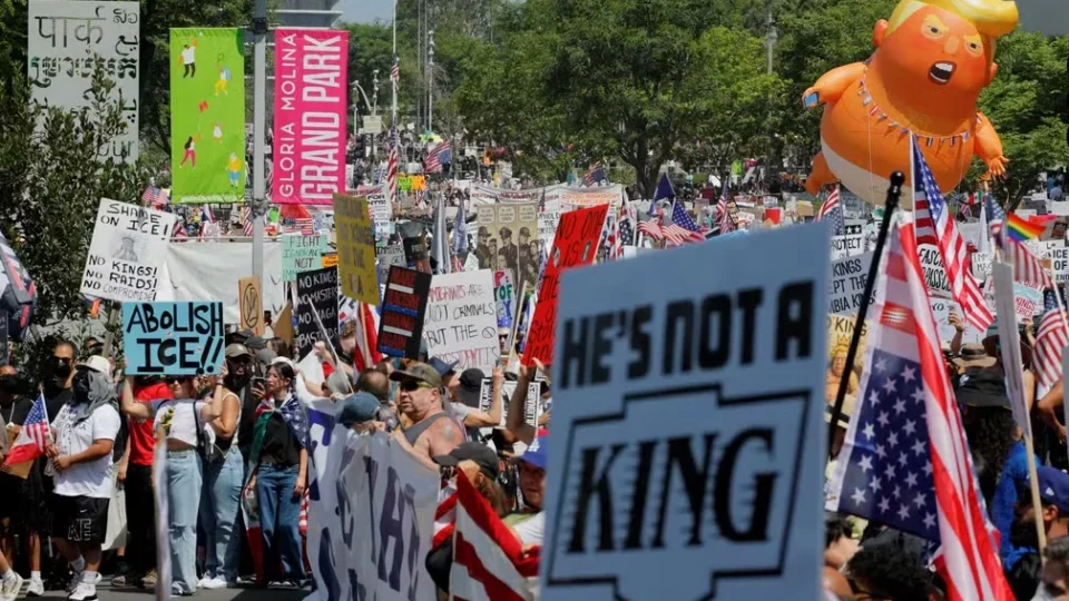 Milhares protestam nos EUA no dia do aniversário de Trump
