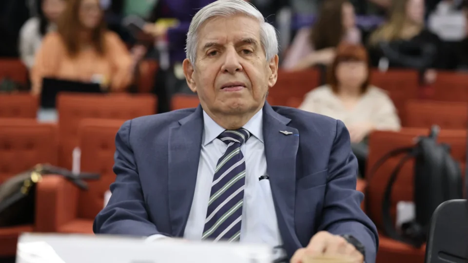 Heleno diz que não havia oportunidade de ato ilegal e é cobrado pelo próprio advogado