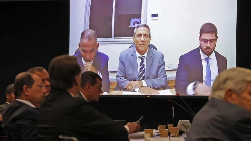 No STF, Braga Netto nega ter entregado dinheiro a Cid em caixa de vinho