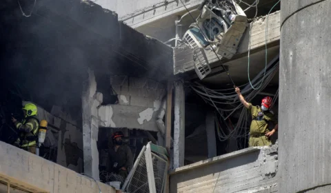 Ataques iranianos atingem hospital israelense, ferindo 47; Netanyahu ameaça Khamenei