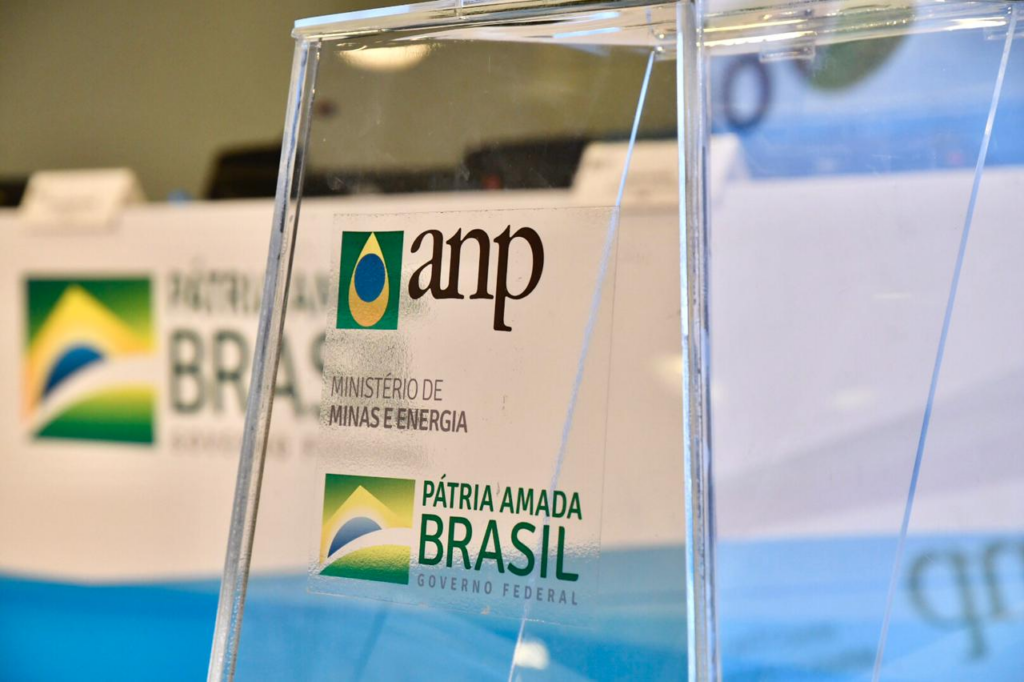 Púlpito da Agência Nacional do Petróleo (ANP) durante evento oficial do Ministério de Minas e Energia, órgão responsável pela regulação do setor energético no Brasil. Imagem: divulgação